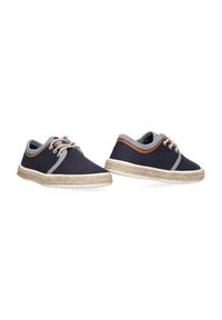 Zapatos de lona navy con acentos en azul claro, cordones beige y suelas de yute trenzado; presenta costuras decorativas a lo largo de los bordes.