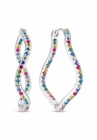 Silvriga hoopsörhängen i en tvinnad design, prydda med flerfärgade ädelstenar inklusive blå, rosa, gröna och gula detaljer.