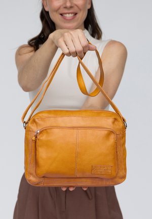 Gusti Leder, SMALL WOMAN HANDBAG AMANI - Bandolera - gelb