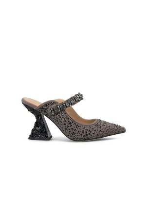 Scarpa con tacco alto grigia ricamata, con punta affusolata, decorata con gioielli neri e un design unico del tacco geometrico.