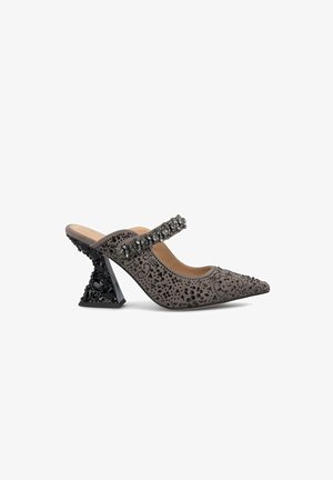 Chaussure à talon haut grise brodée avec un bout pointu, décorée de bijoux noirs et d'un design de talon géométrique unique.