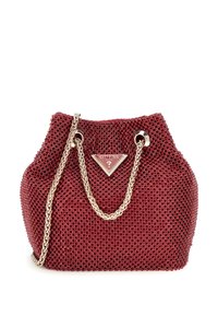 Borsa a secchiello rossa con esterno texturizzato caratterizzato da piccoli elementi circolari, tracolla in catena argentata e badge con logo triangolare.