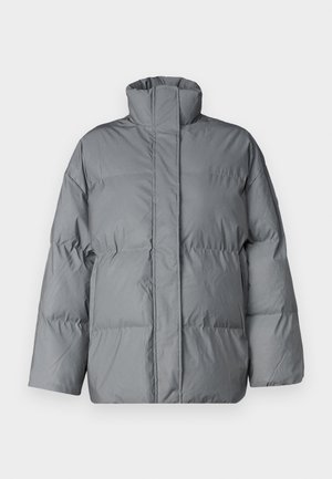 Šedá vypchávkovaná bunda s vysokým golierom, rovný strih a prešívaná textúra. Obsahuje predné zapínanie a široké rukávy.