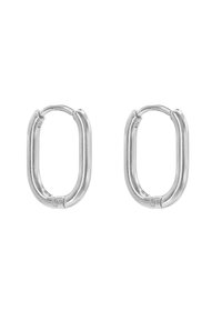 Orecchini a cerchio in argento con forma ovale allungata, superficie lucidata e design senza cuciture. Ogni orecchino presenta una chiusura a cerniera sicura.