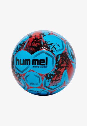 Blå fotboll med svarta och röda abstrakta mönster, hexagonala paneler, "hummel INSPIRE STARTER"-logotyp och maskinsydd konstruktion.