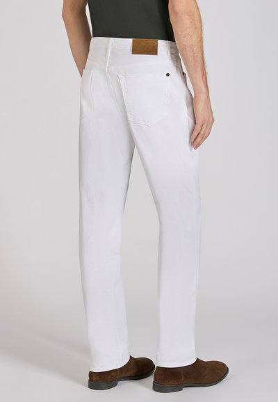 Pantalones de algodón blancos con un diseño de pierna recta, que cuentan con un parche de cuero marrón en la cintura y dos bolsillos traseros. Acabado de tela texturizada.