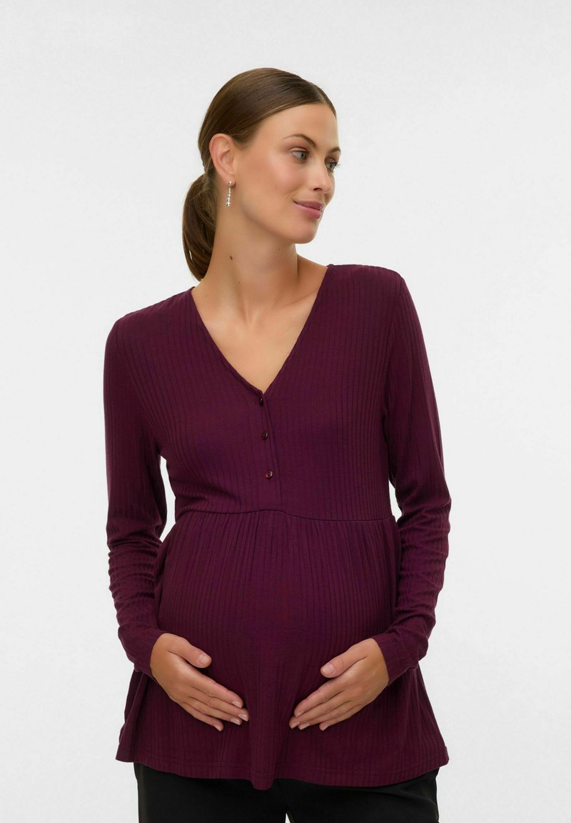 Haut de maternité en violet profond, texture côtelée, décolleté en v avec trois boutons, manches longues et ourlet évasé. Convient aux femmes enceintes.