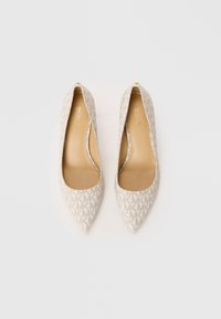 Ballerines beiges à bout pointu de Michael Kors avec un motif répétitif du logo "MK", vues de dessus sur un fond blanc uni.
