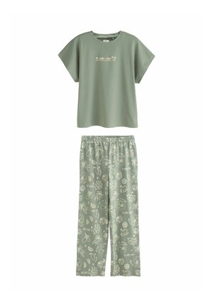 Set de pijamale verzi cu bluză cu mâneci scurte, având un text mic, și pantaloni asortați cu imprimeuri botanice și fructe în tonuri crem.