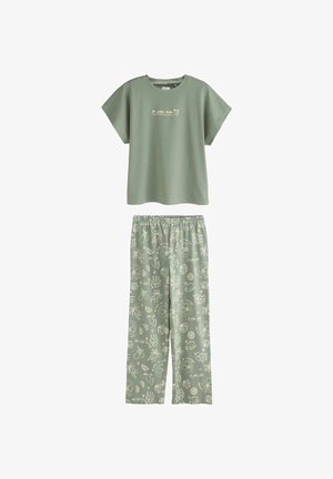 Zöld pizsamaszett rövid ujjú felsővel, amely apró szöveget tartalmaz, és hozzáillő nadrággal, krémszínű növényi és gyümölcsmintákkal.