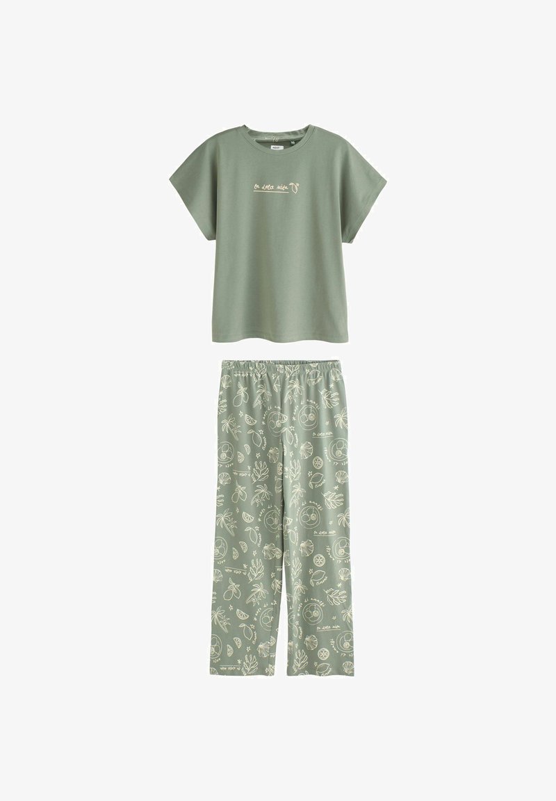 Žalia pižamos komplektas su trumpomis rankovėmis, puoštas mažais užrašais, ir derančios kelnės su kreminiu augalų ir vaisių raštu.