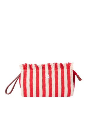 Bolsa de tela con rayas rojas y blancas con flecos en la parte superior, pequeño emblema blanco en el centro, cremallera lateral y correa marrón para la muñeca.