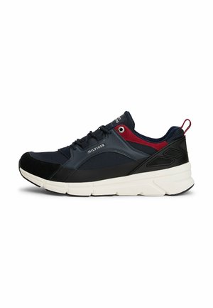 Scarpa da ginnastica da uomo in navy, nero e rosso con suola spessa bianca, chiusura con lacci e branding "Hilfiger" sui lati e sulla linguetta.