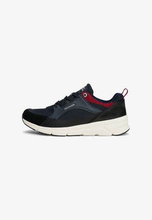 Mannen sport sneakers in marineblauw, zwart en rood met een dikke witte zool, vetersluiting aan de voorkant en "Hilfiger" branding aan de zijkant en op de tong.
