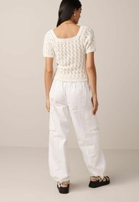 Next SQUARE NECK STITCH DETAIL SHORT SLEEVE - REGULAR FIT - Triko s potiskem - ecru cream