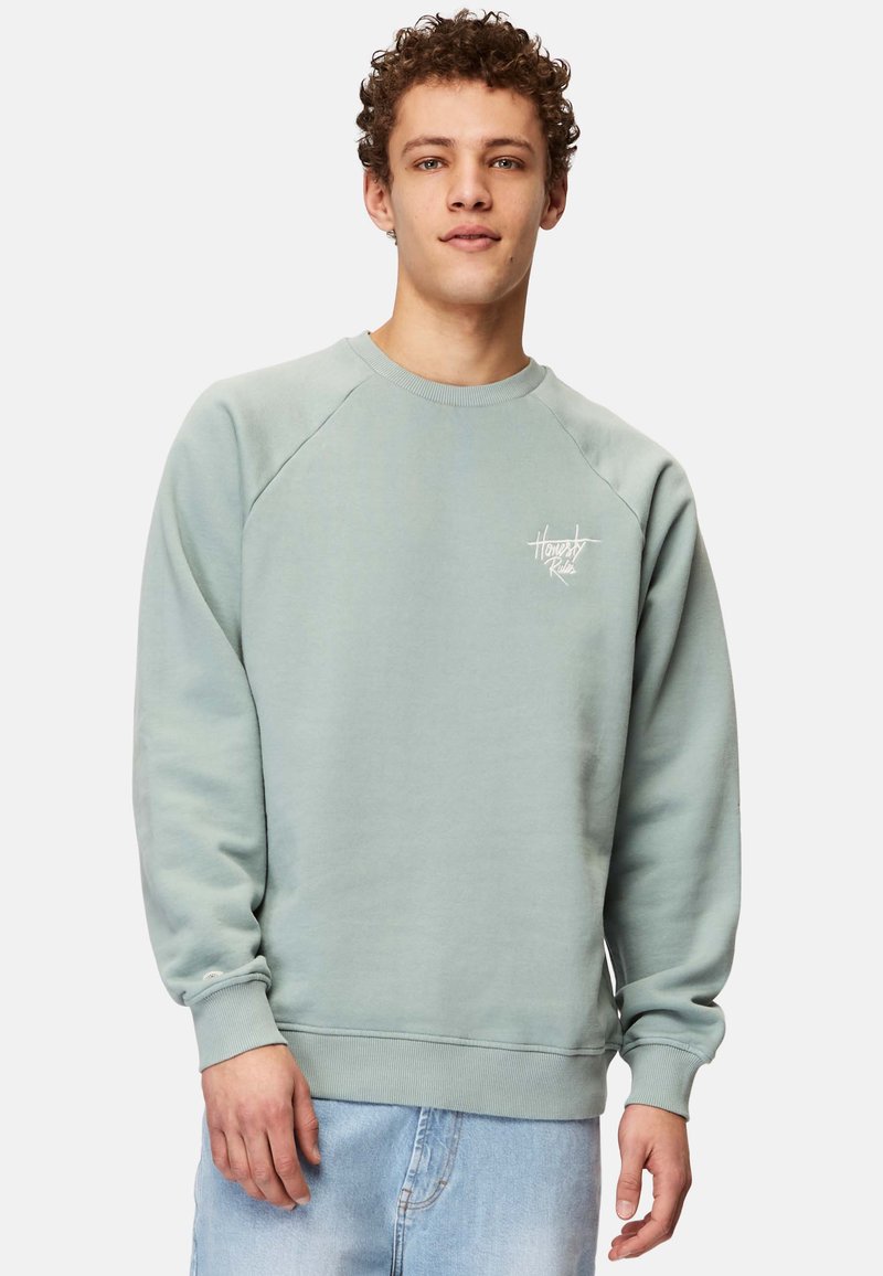 Vaaleanvihreä huppari pyöreällä kaula-aukolla, resorit hihoissa ja helmassa. Vasemmassa rinnassa on pieni valkoinen logo. Pehmeä, teksturoitu kangas.