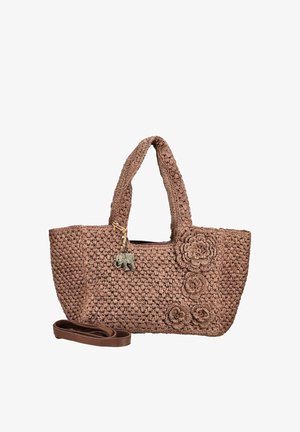Bolso marrón tejido con tres decoraciones florales en la parte delantera, dos asas resistentes, un pequeño colgante de elefante y una correa de hombro desmontable.