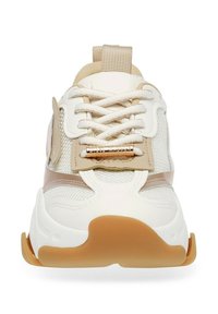 Baskets blanches et beiges avec une tige en mesh, bout rond, lacets sur le devant et semelle en caoutchouc. Présente des accents métalliques et des détails cousus.