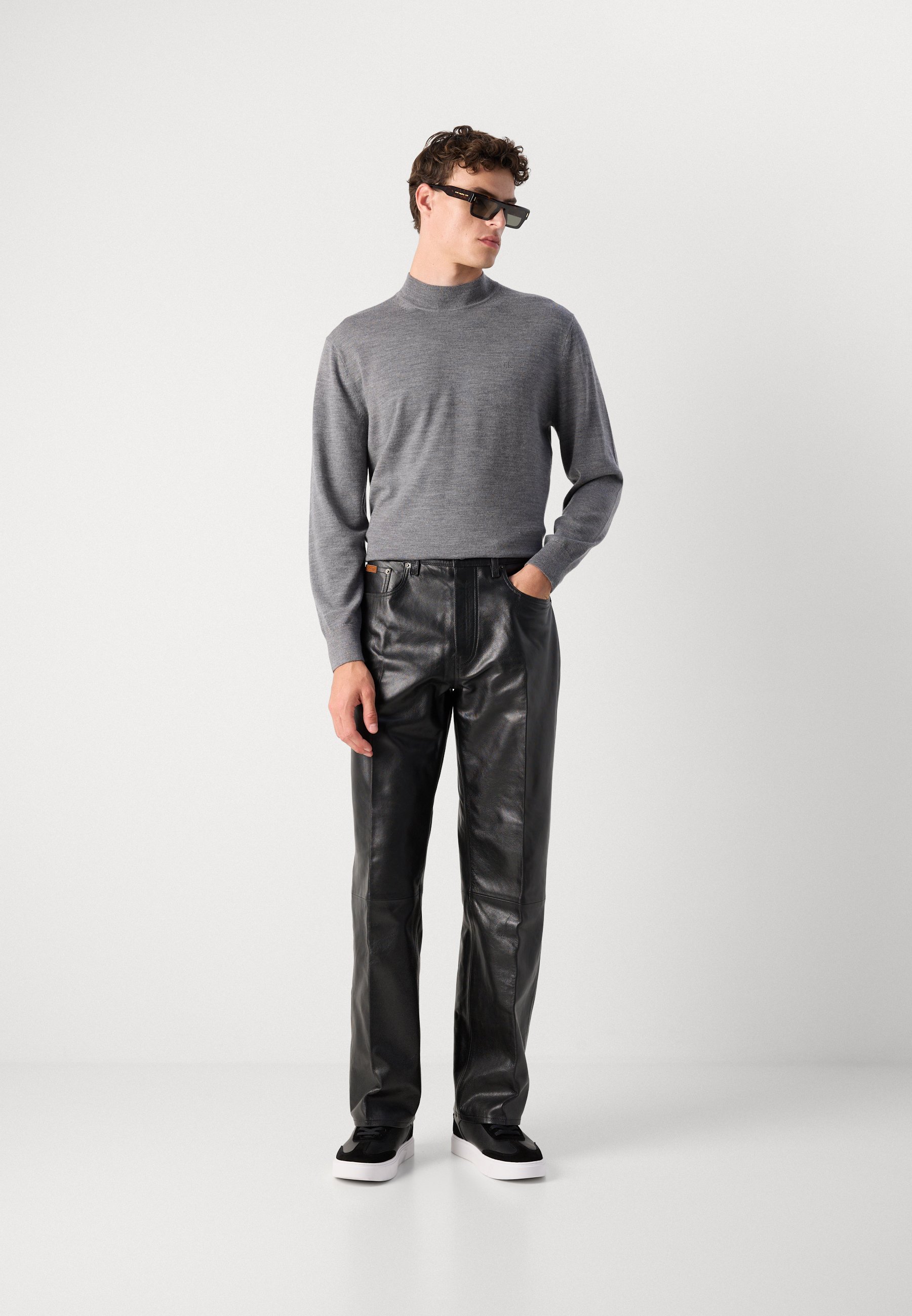 パンツ Caivin  90s leather straight pants Faux Leather 90s Pants | Calvin Klein® Canada