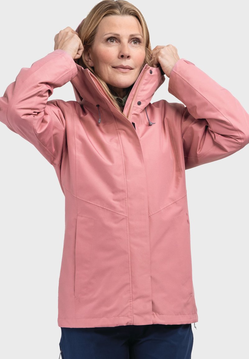 Giacca impermeabile rosa chiaro con colletto alto, cappuccio regolabile, chiusura frontale con zip e tasche laterali; superficie liscia con una leggera lucentezza.