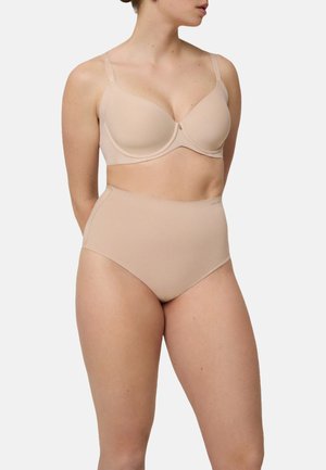 Sostén inalámbrico beige con copas lisas y tirantes ajustables, combinado con braguitas altas y sin costuras en beige. Textura de tela suave y elástica.