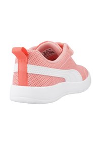 Zapatilla de malla rosa con acentos blancos, que cuenta con una correa de gancho y bucle y una lengüeta trasera para facilitar el uso. Diseño ligero y flexible.