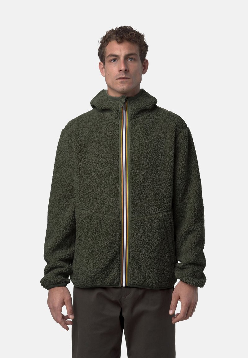 Giacca in pile verde con finitura testurizzata, cappuccio e due tasche frontali. Presenta una zip multicolore con righe. Vestibilità casual.