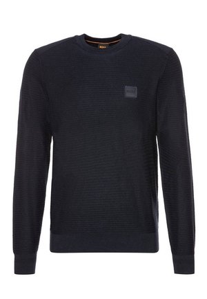 Sort tekstureret langærmet rundhalset sweater med ribbet kant og manchetter, med en lille firkantet logopatch på venstre bryst.
