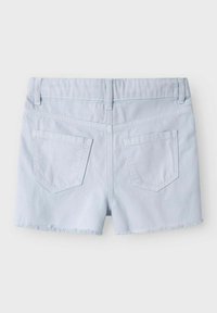 Shorts en denim bleu clair avec un ourlet effiloché, deux poches arrière et une ceinture standard. Design simple et classique sans ornements.