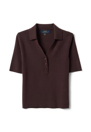 Camiseta marrón de manga corta de punto con cuello y tres botones en la tapeta delantera.