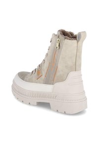 Beżowe wysokie buty z miękkim wykończeniem, gładką teksturą, zapięciem na zamek błyskawiczny i kontrastującą białą podeszwą. Wyróżniają się pomarańczowym logo i solidnymi sznurowadłami.