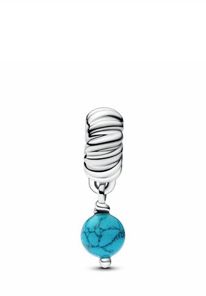 Ciondolo in argento sterling con un design attorcigliato nella parte superiore e una pallina di turchese con venature nere nella parte inferiore.