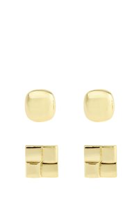 Guldtonede øreringe med to design: glatte, runde studs og teksturerede firkantede studs med et gittermønster. Poleret metallisk finish.