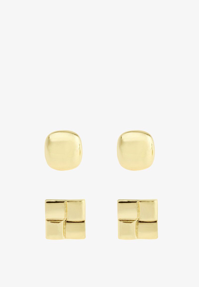 Boucles d'oreilles dorées présentant deux designs : des fermoirs ronds lisses et des fermoirs carrés texturés avec un motif en grille. Fini métallique poli.