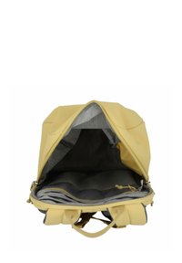 Zaino in tessuto giallo con interno grigio. Parte superiore arrotondata, chiusura con zip, spallacci regolabili e un compartimento imbottito visibile all'interno.