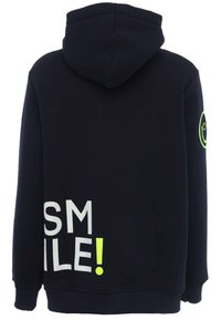 Felpa navy con cappuccio regolabile. Presenta una grande scritta bianca "SMILE!" e un accento giallo neon sul maniche. Tessuto morbido, polsini a coste.