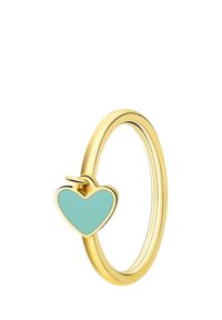 Gouden ring met een fijne afwerking, voorzien van een turquoise hart charm. De ring heeft een minimalistisch ontwerp en een gepolijste textuur.