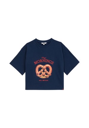 Mørkeblå cropped t-shirt med stort pretzel-grafik og rød tekst med teksten "Pretzel Mornings take a little break" foran.