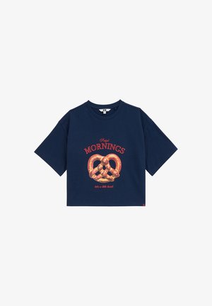 Mørkeblå cropped t-shirt med stort pretzel-grafik og rød tekst med teksten "Pretzel Mornings take a little break" foran.