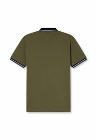 Polo di colore verde oliva con colletto classico, caratterizzato da accenti a righe blu navy e azzurro sul colletto e sui polsini. Materiale in cotone.