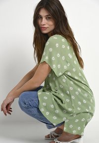 Kaffe Tunică - green/chalk flower