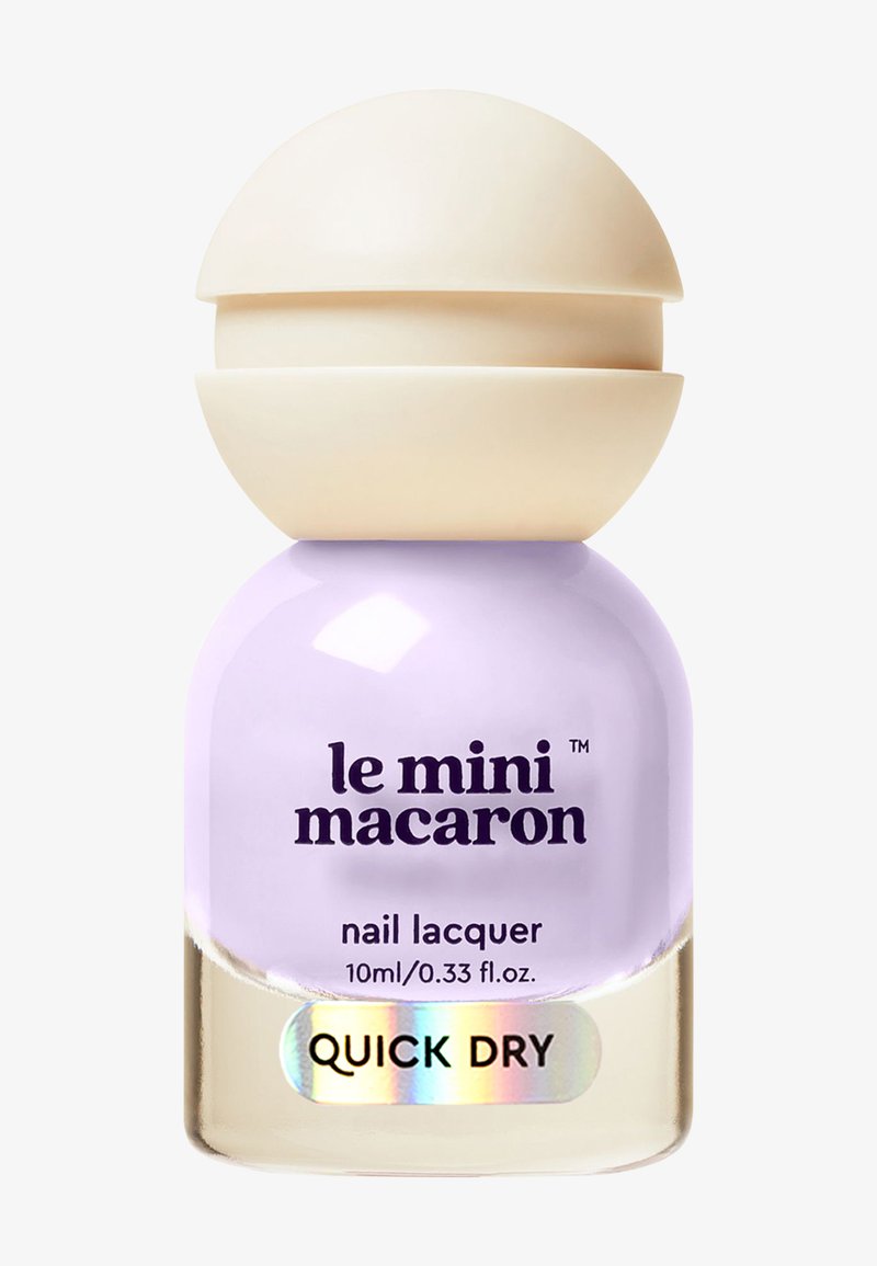 Botella de esmalte de uñas Le Mini Macaron de color morado con tapón beige redondeado, 10 ml, etiquetado como de secado rápido en una pegatina holográfica.