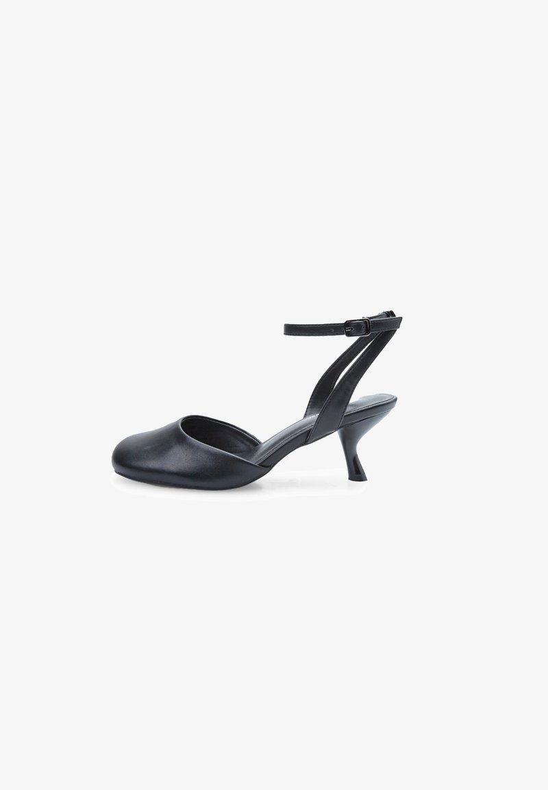 Mustat nahkasandaalit, joissa on pyöreä kärki, ohut nilkkahihna ja 3-tuuman kartion korko. Liukas pinta ja minimalistinen muotoilu.