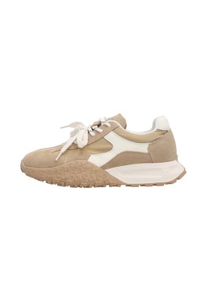 Beige og hvide ruskind- og stofsneakers med hvide snørebånd og struktureret gummisål, vist i profil på hvid baggrund.