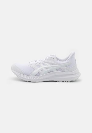 Witte sportieve schoenen met een ademende mesh bovenkant, eengeveerde zool en een gestructureerde rubberen buitenzool. Minimalistisch ontwerp met gestructureerde accenten.