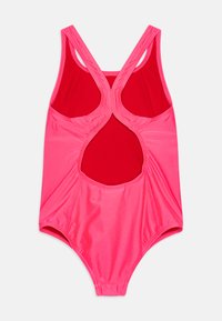Én-delt badedrakt i lys rosa med racerback-design. Har utskjæringsdetalj og kontrastfarget rød innvendig fôr, glatt tekstur.