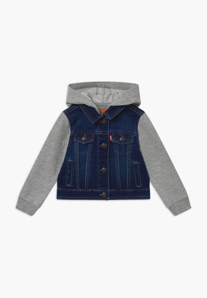 Giacca di jeans con maniche di felpa grigia, corpo blu scuro, bottoni frontali e due tasche sul petto. Fodera grigia chiara all'interno del cappuccio.
