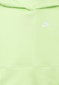 Vaaleanvihreä Nike-huppari, valmistettu pehmeästä kankaasta, jossa on etutasku ja pieni valkoinen logo rinnassa. Mukava ja rento design.