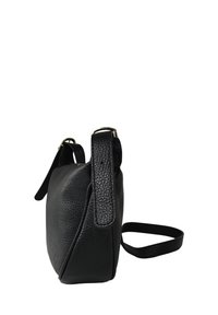 Zwarte leren tas met een gestructureerd oppervlak, rechthoekige vorm, verstelbare schouderband en gouden hardwareaccenten. Zijaanzicht dat het ontwerp toont.