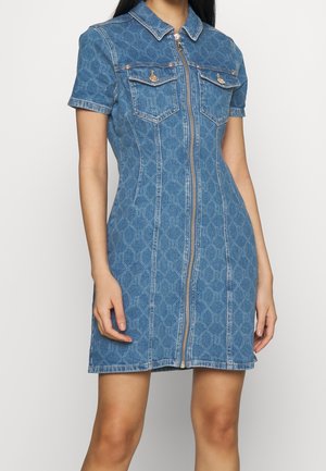 Vestito in jeans con maniche corte, colletto, zip frontale, due tasche sul petto e un motivo geometrico in azzurro chiaro.